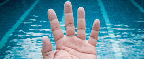 Perché le mani nell’acqua raggrinziscono?