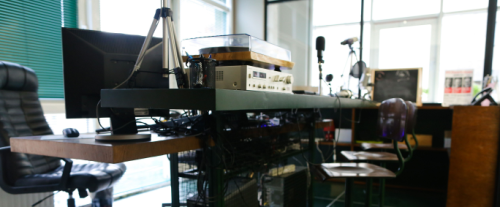 Perché le radio trasmettono tutte la stessa musica?