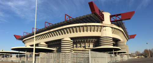Perché vogliono abbattere lo stadio di San Siro a Milano?