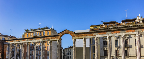 Perché i giovani milanesi si ritrovano alle colonne di San Lorenzo a Milano?