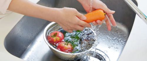Perché è necessario lavare bene le verdure prima di consumarle?