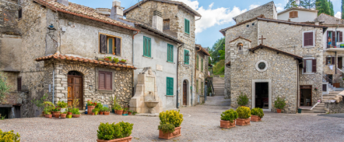 Perché è importante esplorare le piccole città e i borghi medievali sparsi per l'Italia?