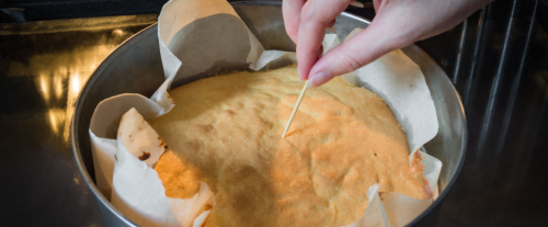 Perché è essenziale testare la cottura di una torta con uno stuzzicadenti?