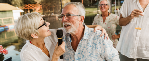 Perché alcune persone perdono la capacità di cantare con l'età avanzata?