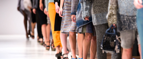 Perché c'è una competizione fra Milano e Parigi come capitali della moda?