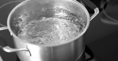 Perché l'acqua bollente produce vapore?