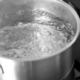 Perché l'acqua bollente produce vapore?