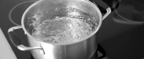 Perché l'acqua bollente produce vapore?