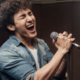 Perché alcune canzoni diventano degli inni generazionali?