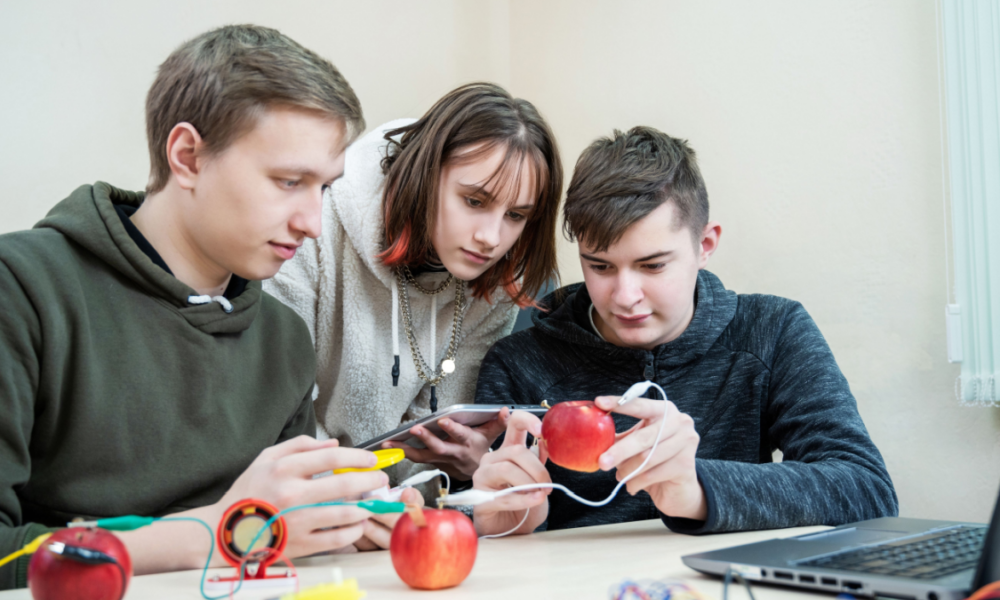 Perché alcuni adolescenti si sentono sopraffatti dalla pressione accademica?