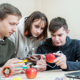 Perché alcuni adolescenti si sentono sopraffatti dalla pressione accademica?