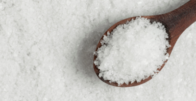 Perché dovremmo evitare l'uso eccessivo di sale nella cucina?