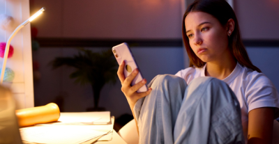 Perché gli adolescenti spesso sperimentano cambiamenti d'umore?