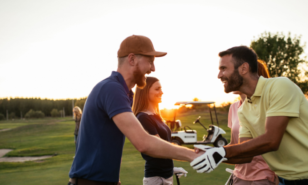 Perché i golfisti indossano un abbigliamento specifico durante il gioco?