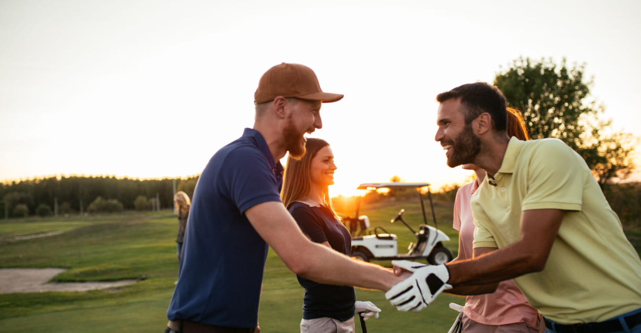 Perché i golfisti indossano un abbigliamento specifico durante il gioco?