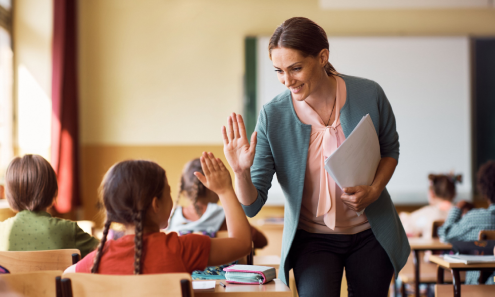 Perché i bambini spesso cercano l'approvazione degli adulti durante l'infanzia?