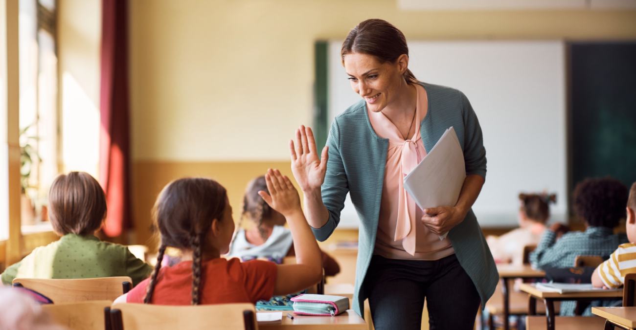 Perché i bambini spesso cercano l'approvazione degli adulti durante l'infanzia?
