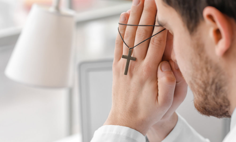Perché i monaci tagliavano i capelli in modo così strano?