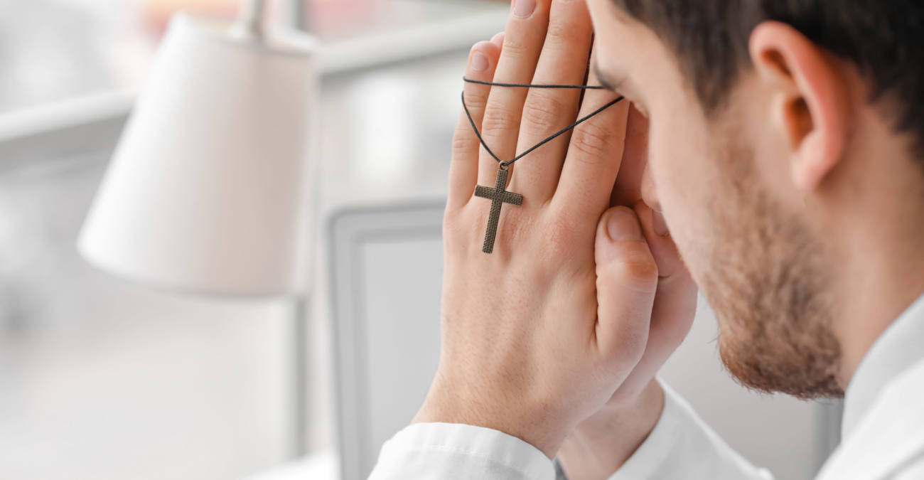 Perché i monaci tagliavano i capelli in modo così strano?