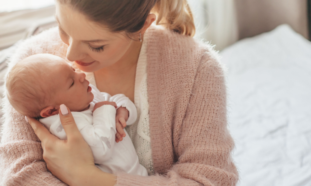 Perché tenere i neonati pelle a pelle con la mamma?