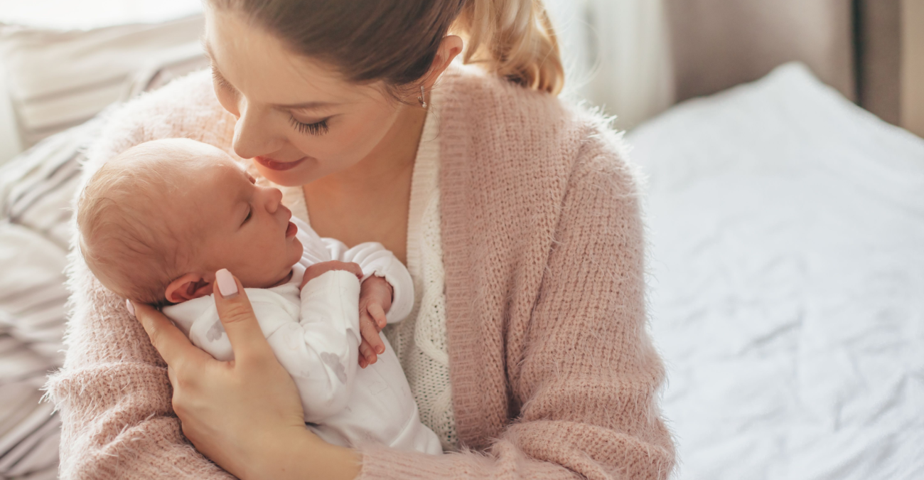 Perché tenere i neonati pelle a pelle con la mamma?