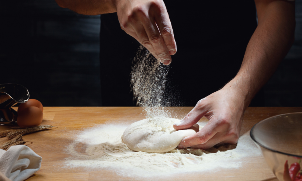 Perché lasciare riposare la pasta della pizza prima di stenderla?