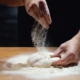 Perché lasciare riposare la pasta della pizza prima di stenderla?
