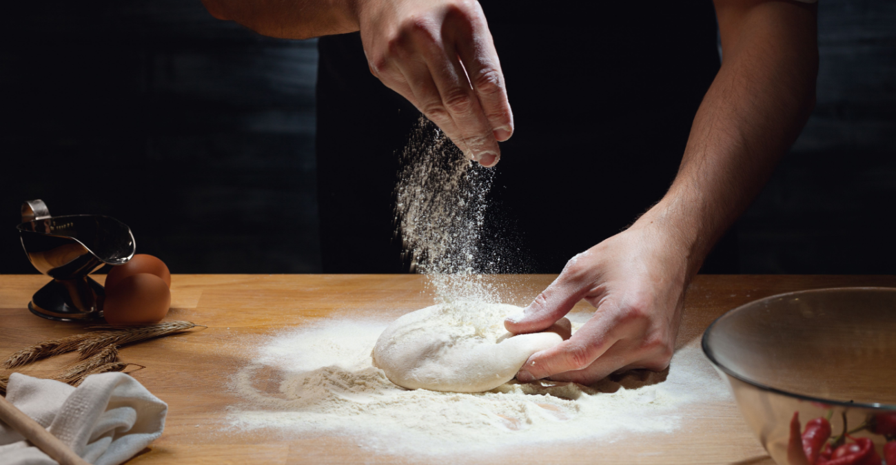 Perché lasciare riposare la pasta della pizza prima di stenderla?