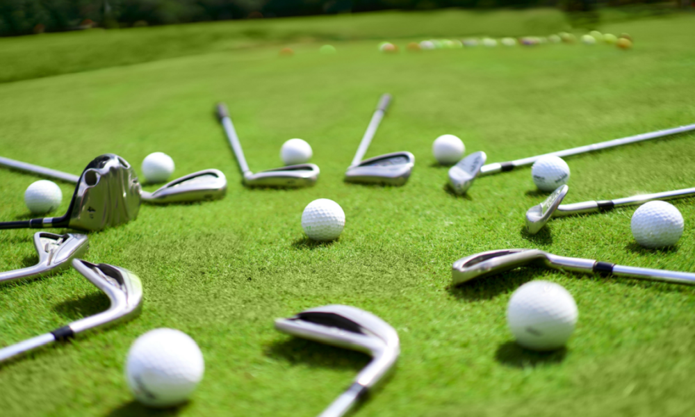 Perché i giocatori di golf professionisti usano diversi tipi di bastoni?