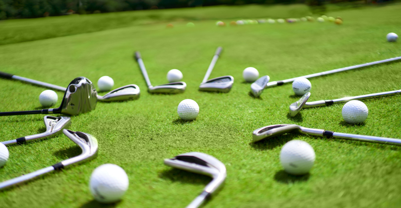 Perché i giocatori di golf professionisti usano diversi tipi di bastoni?