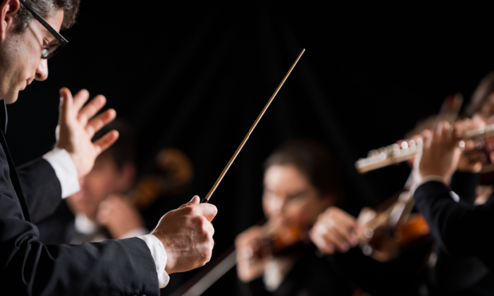 Perché il direttore d'orchestra muove le mani durante un concerto?