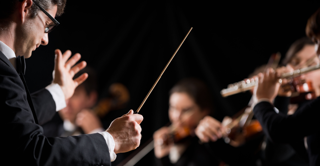 Perché il direttore d'orchestra muove le mani durante un concerto?