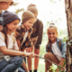 Perché i bambini sperimentano la curiosità e l'entusiasmo durante l'infanzia?
