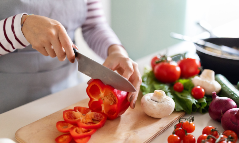 Perché tagliare gli ingredienti migliora la cottura?