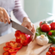 Perché tagliare gli ingredienti migliora la cottura?