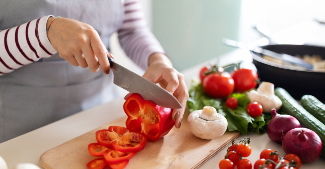 Perché tagliare gli ingredienti migliora la cottura?