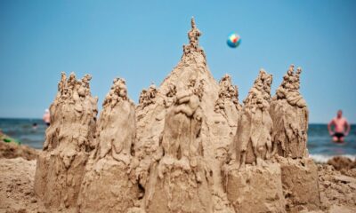 Perché i bambini amano costruire i castelli di sabbia?