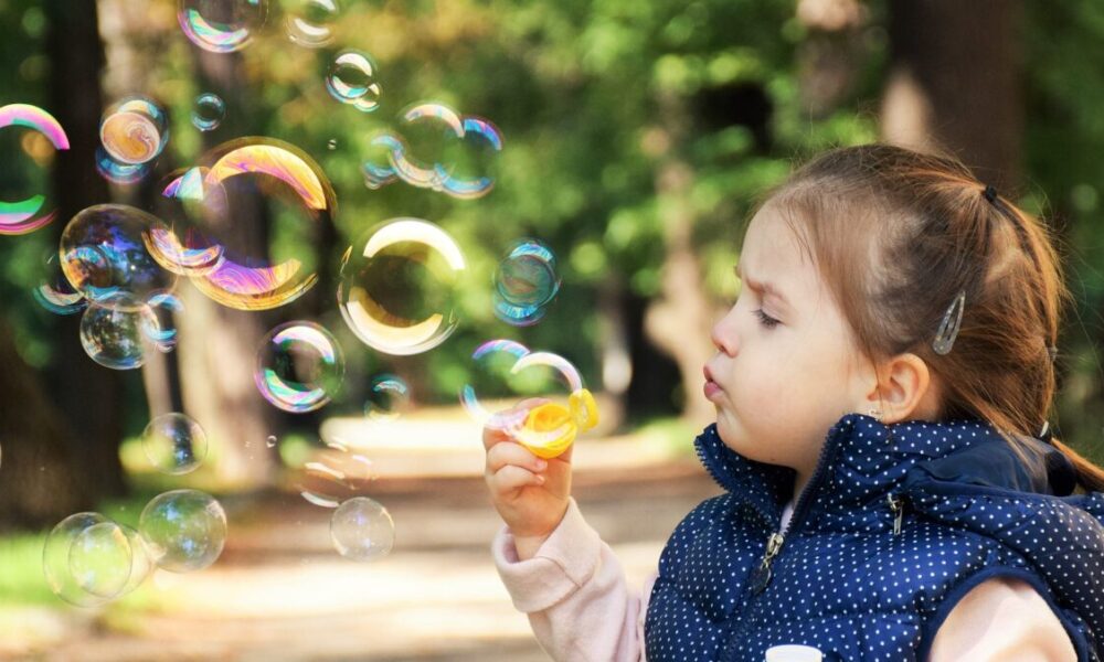 Perché è importante variare i tipi di giochi durante l'infanzia?