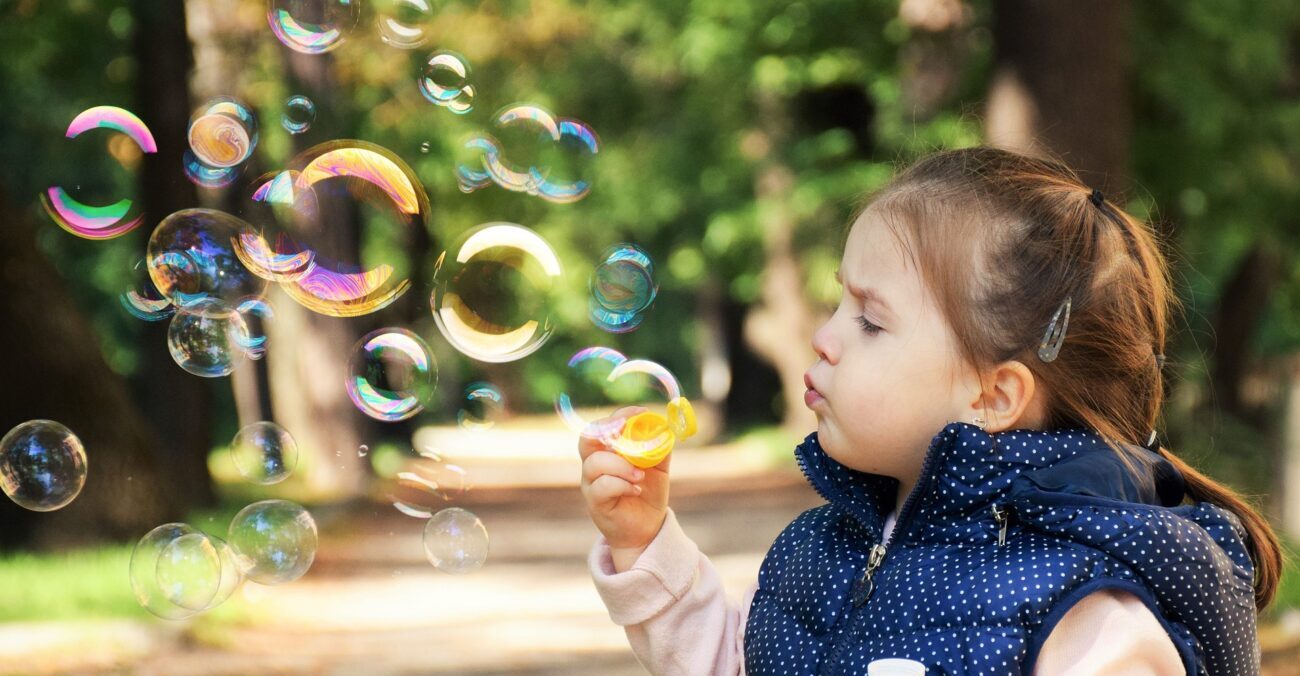 Perché è importante variare i tipi di giochi durante l'infanzia?