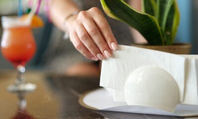 Perché i tovagliolini dei bar non puliscono bene?